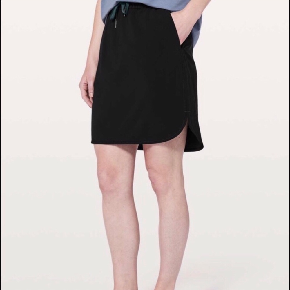 Lululemon On The Fly Skirt NEW never worn SZ 6
21"